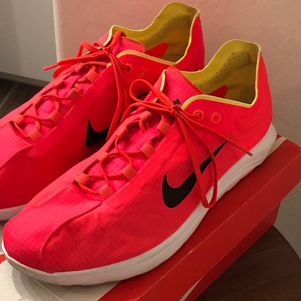 Men’s Nike May Fly runner in Red size 13
